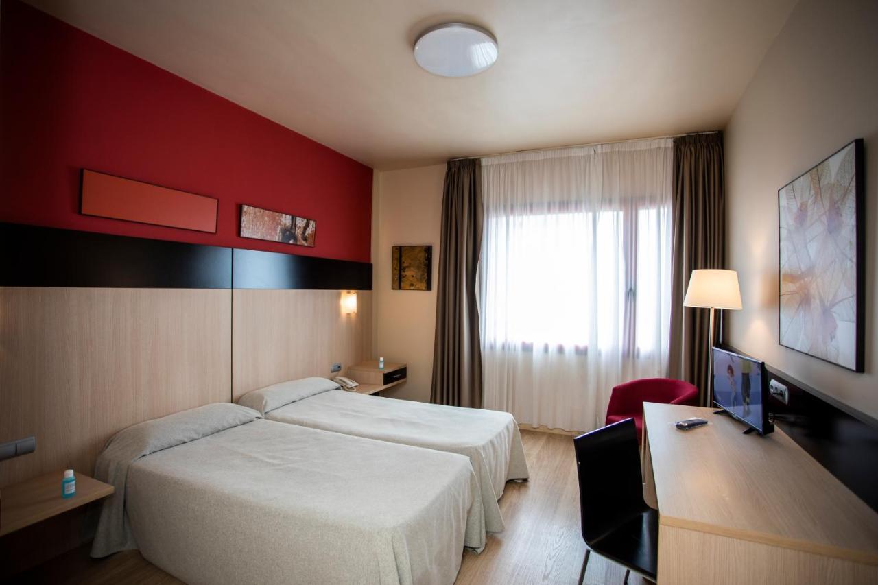Hotel Ciudad De Ejea เอเฆอา เด ลอส กาบาเยรอส ภายนอก รูปภาพ