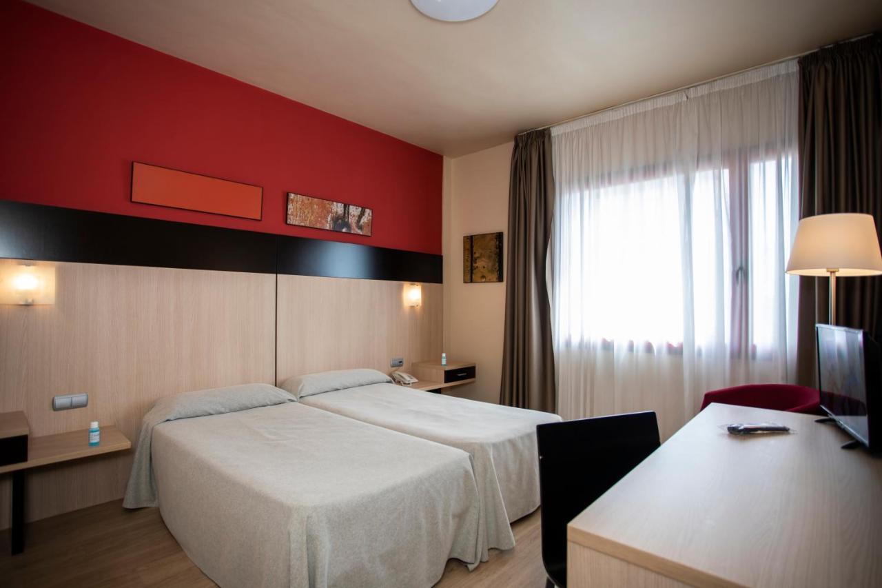 Hotel Ciudad De Ejea เอเฆอา เด ลอส กาบาเยรอส ภายนอก รูปภาพ
